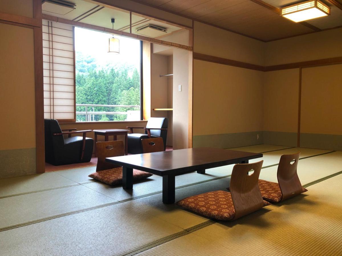 Hotel Yumoto Uonuma Екстер'єр фото